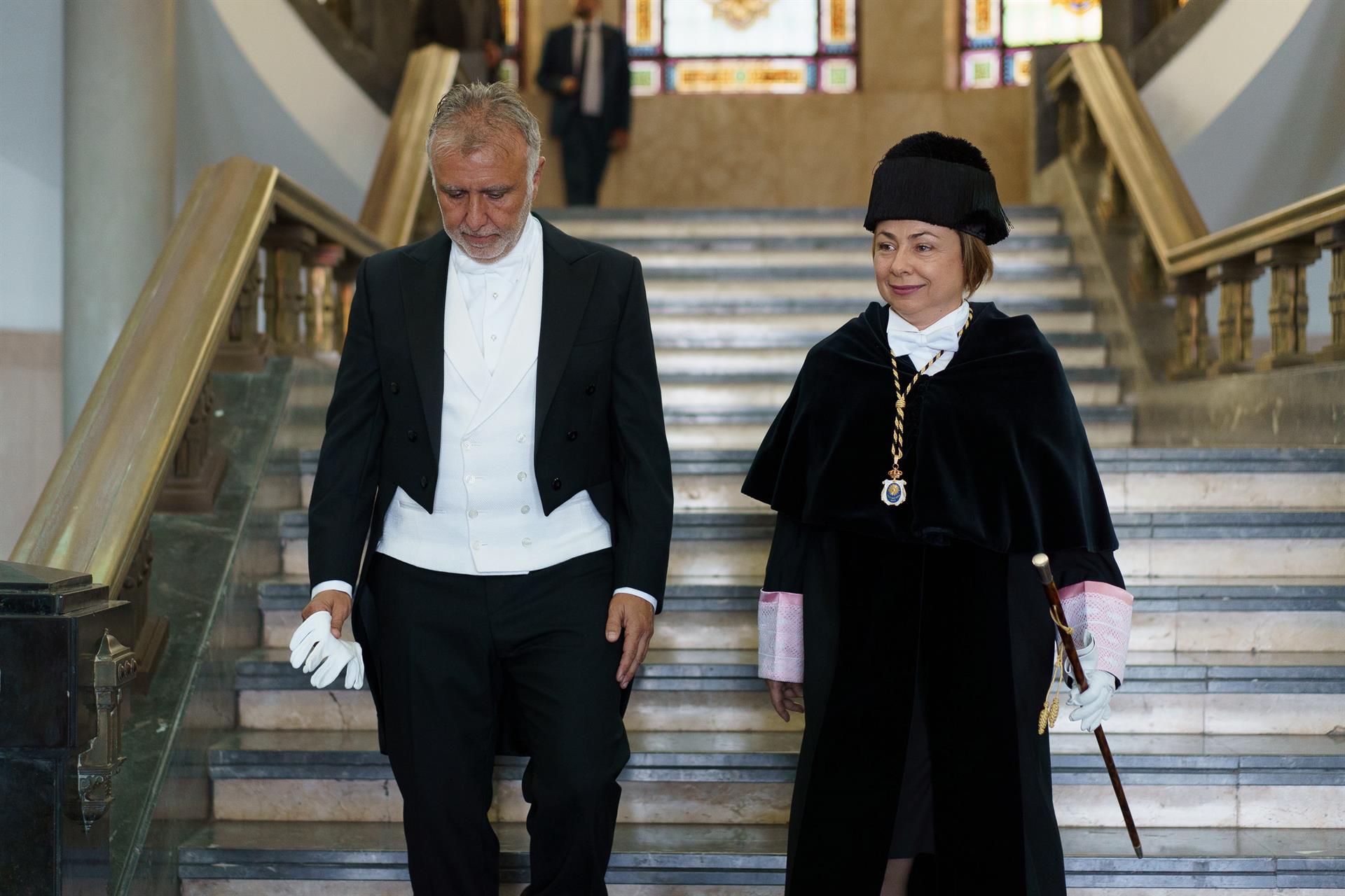 Torres y la rectora de la Universidad de La Laguna, Rosa Aguilar, durante el acto de apertura. 