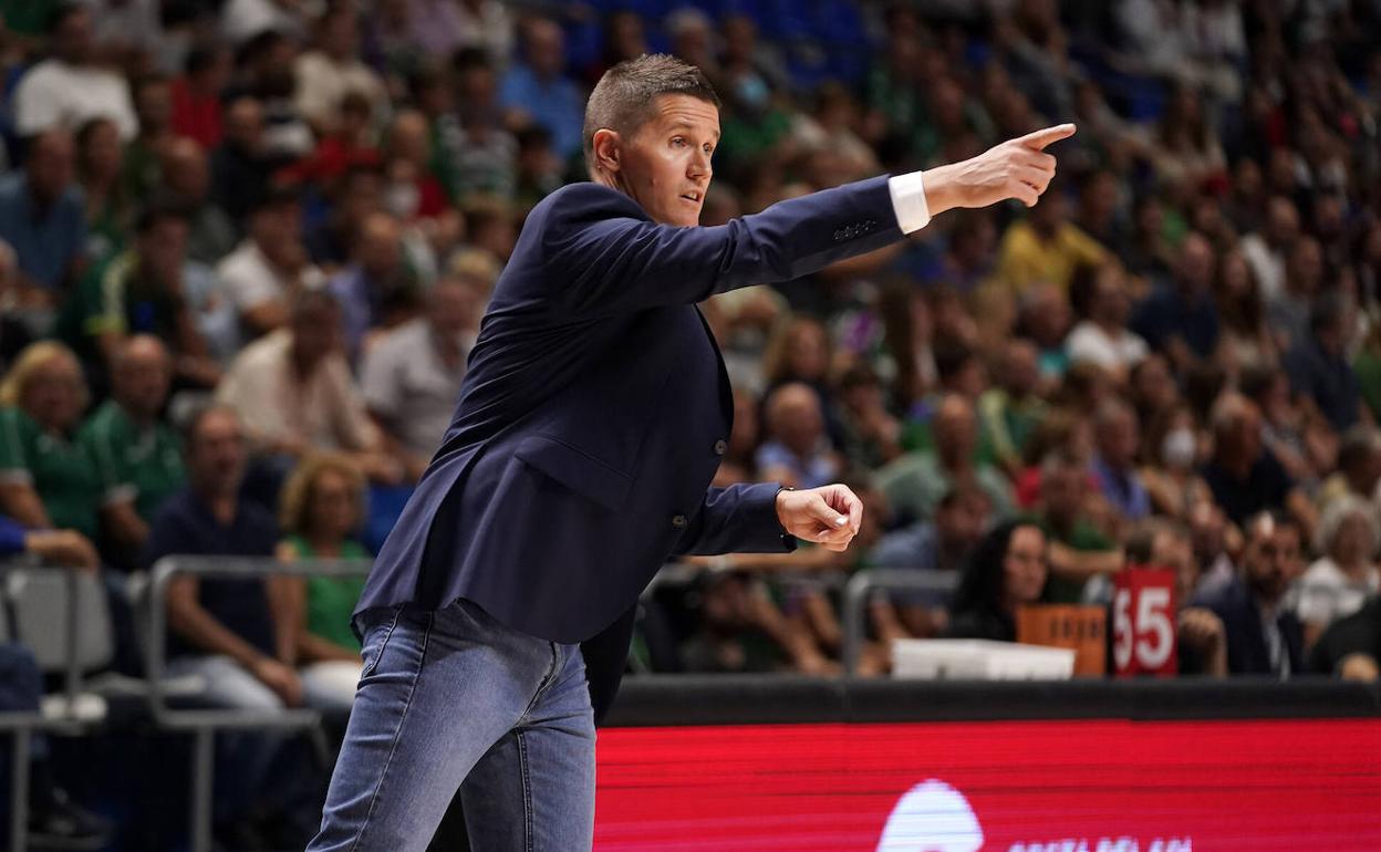 El técnico esloveno, Jaka Lakovic, dando indicaciones a los suyos. 