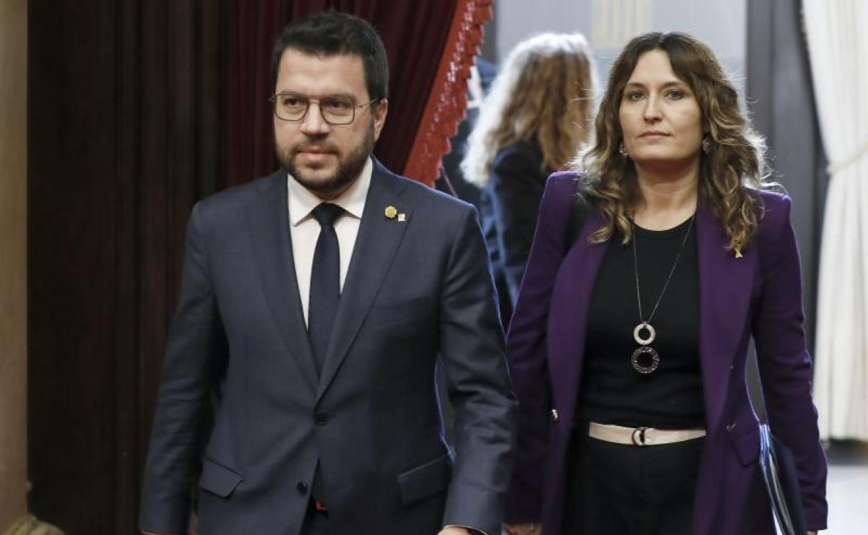 El presidente de la Generalitat, Pere Aragonès, acompañado por la consellera de Presidéncia, Laura Vilagrà.