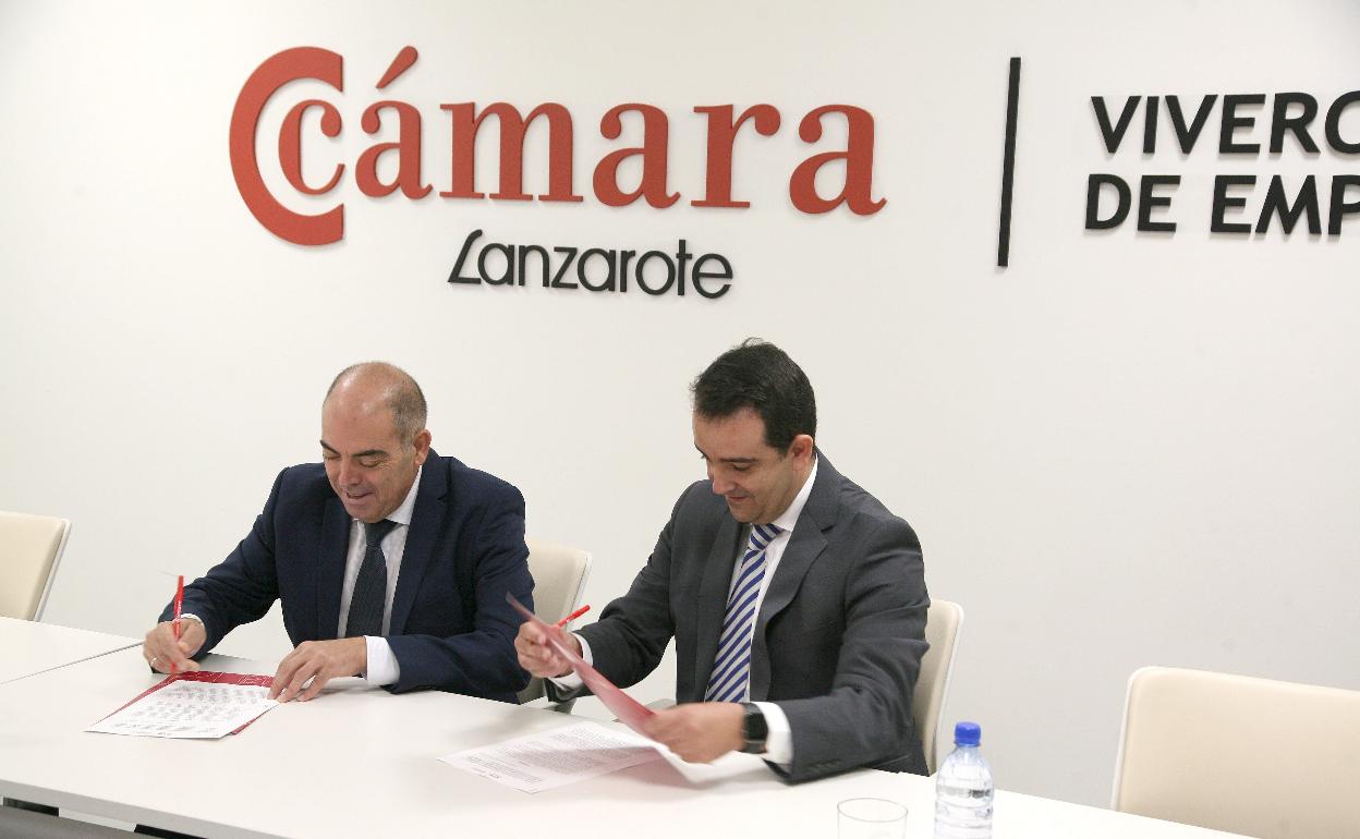 Momento de la firma. 