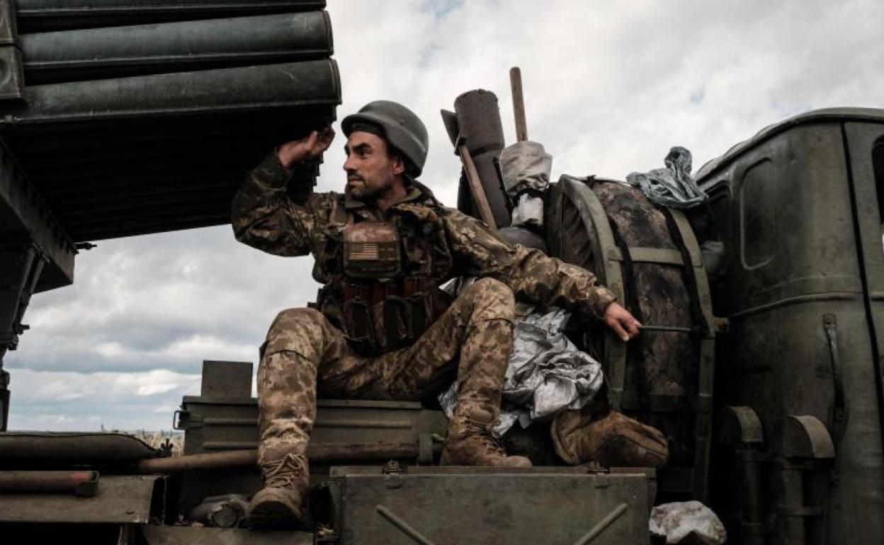 Un soldado ucraniano subido a un lanzacohetes múltiple BM-21 'Grad' en Járkov. 