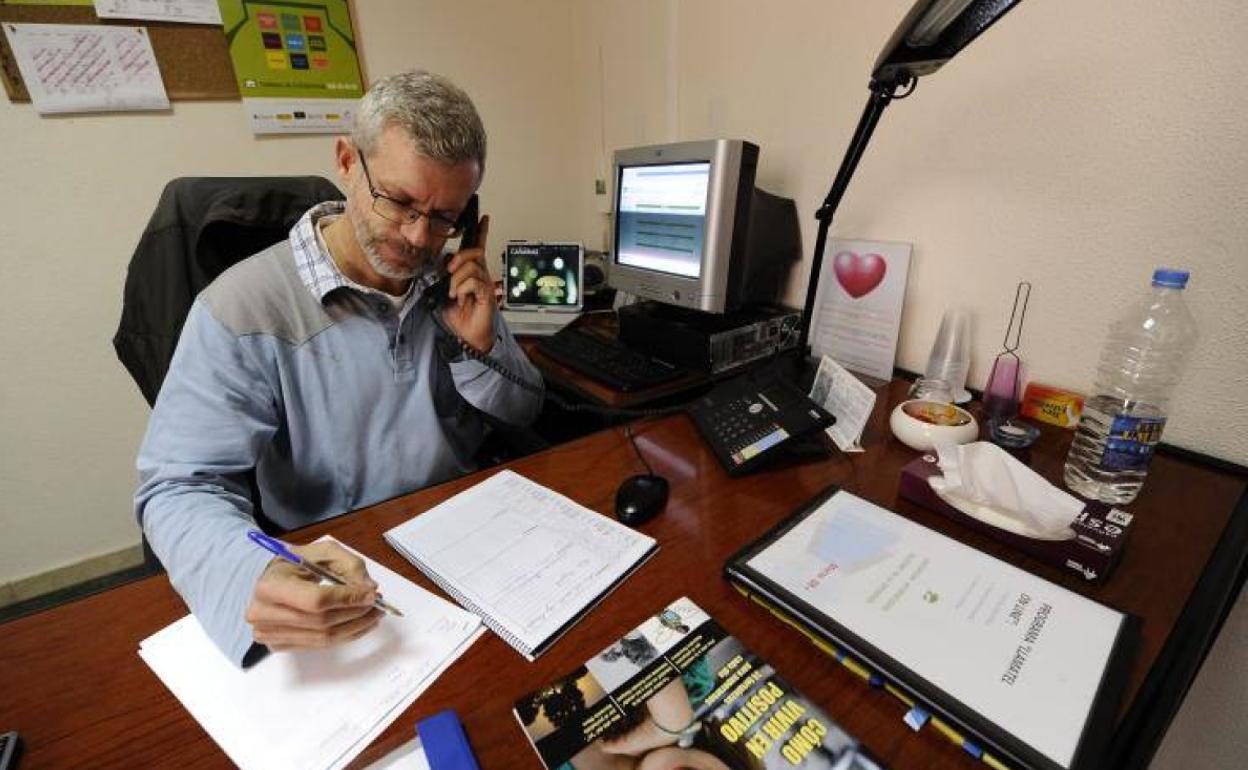 Foto de archivo de un trabajador del Teléfono de la Esperanza. 