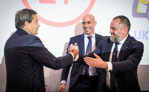 Fernando Gomes, Luis Rubiales y Andriy Pavelko, presidentes de las federaciones de fútbol de Portugal, España y Ucrania.