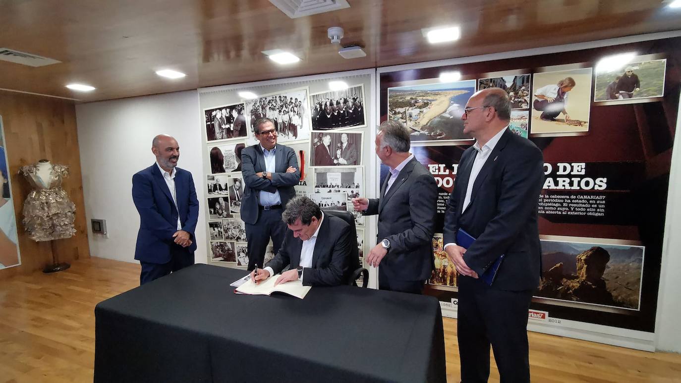 Fotos: Torres y Escrivá, en un foro de la APD en CANARIAS7