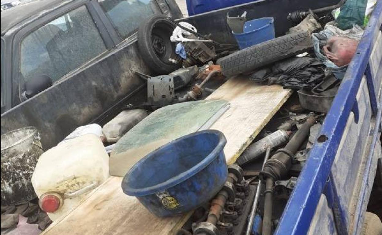 Usaba la vía publica como taller, en Escaleritas, dejando el pavimento perdido de aceite