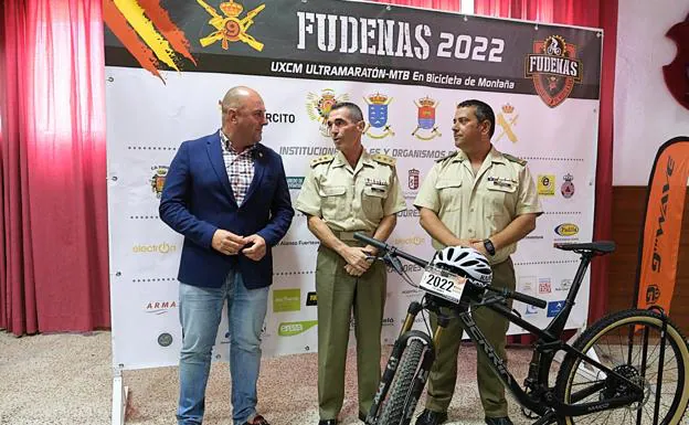El presidente Sergio Lloret, el coronel jefe Isaac López García y Gregorio Hernández, responsable del club deportivo que organiza la FudeNaS. 