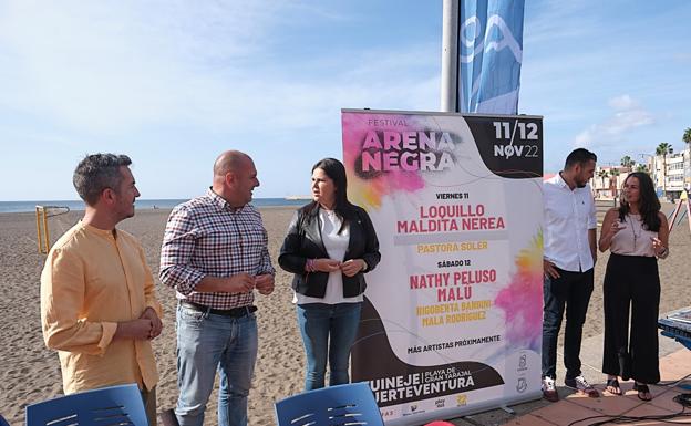 El consejero de Cultura, Rayco León, el presidente Sergio Lloret y la alcaldesa de Tuineje, Esther Hernández, con el cartel del festival.