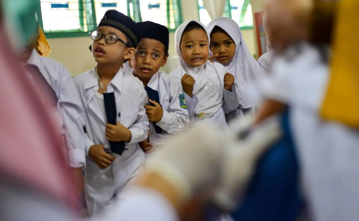 Vacunación infantil contra la difteria en Indonesia.