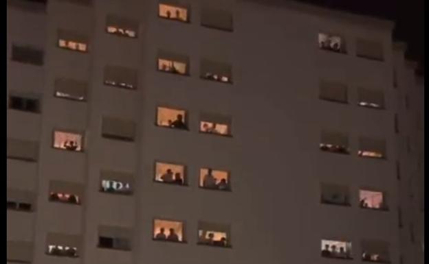 Los residentes del Colegio Mayor Elías Ahuja durante su perfomance.