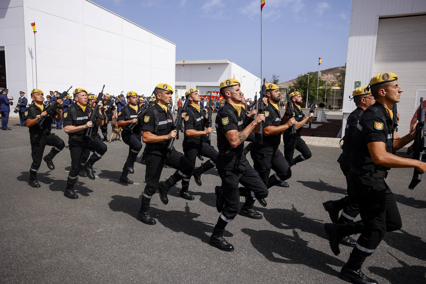 Fotos: Desfile de la UME por la festividad de Nuestra Señora del Rosario, su patrona
