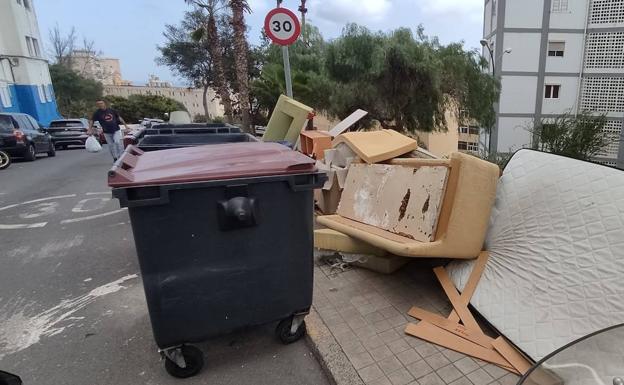 Imagen principal - Las fotos muestran diferentes puntos de acumulación de basura en Zárate. 