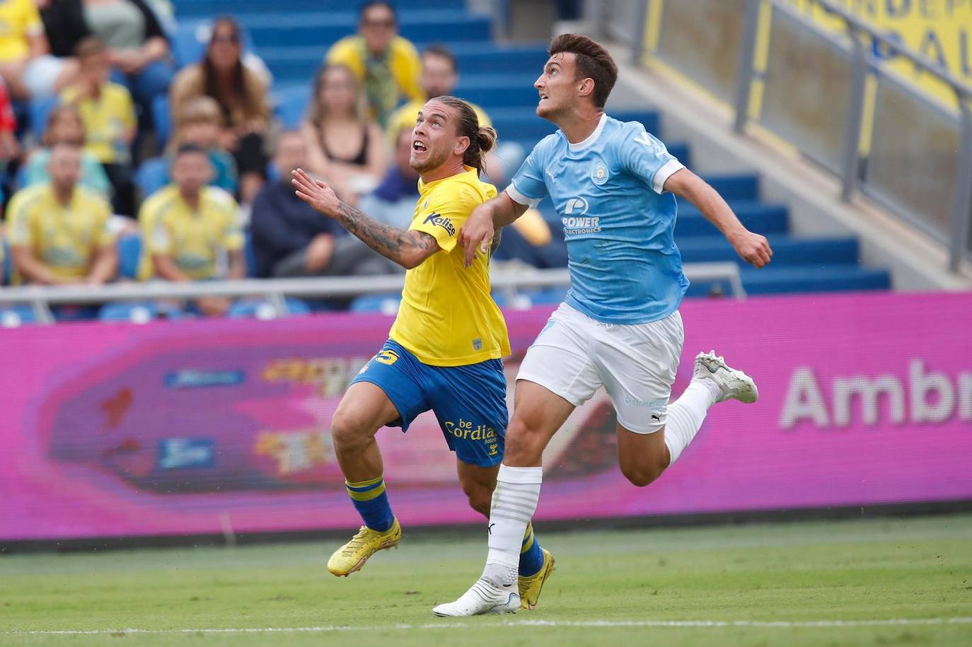 Álvaro Jiménez galopa ante un rival. 