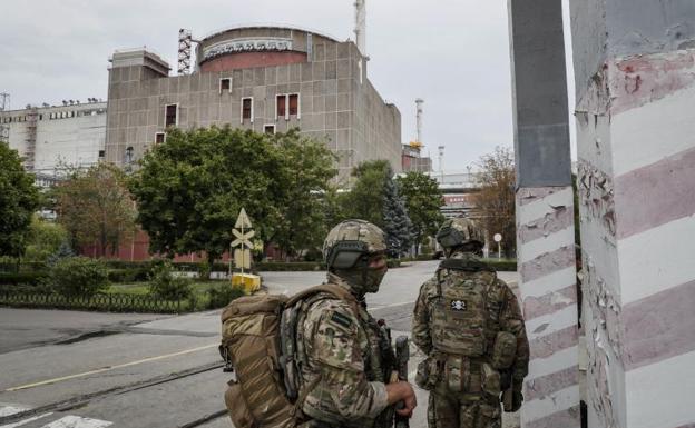 Militares rusos vigilan la central nuclear de Zaporiyia. 
