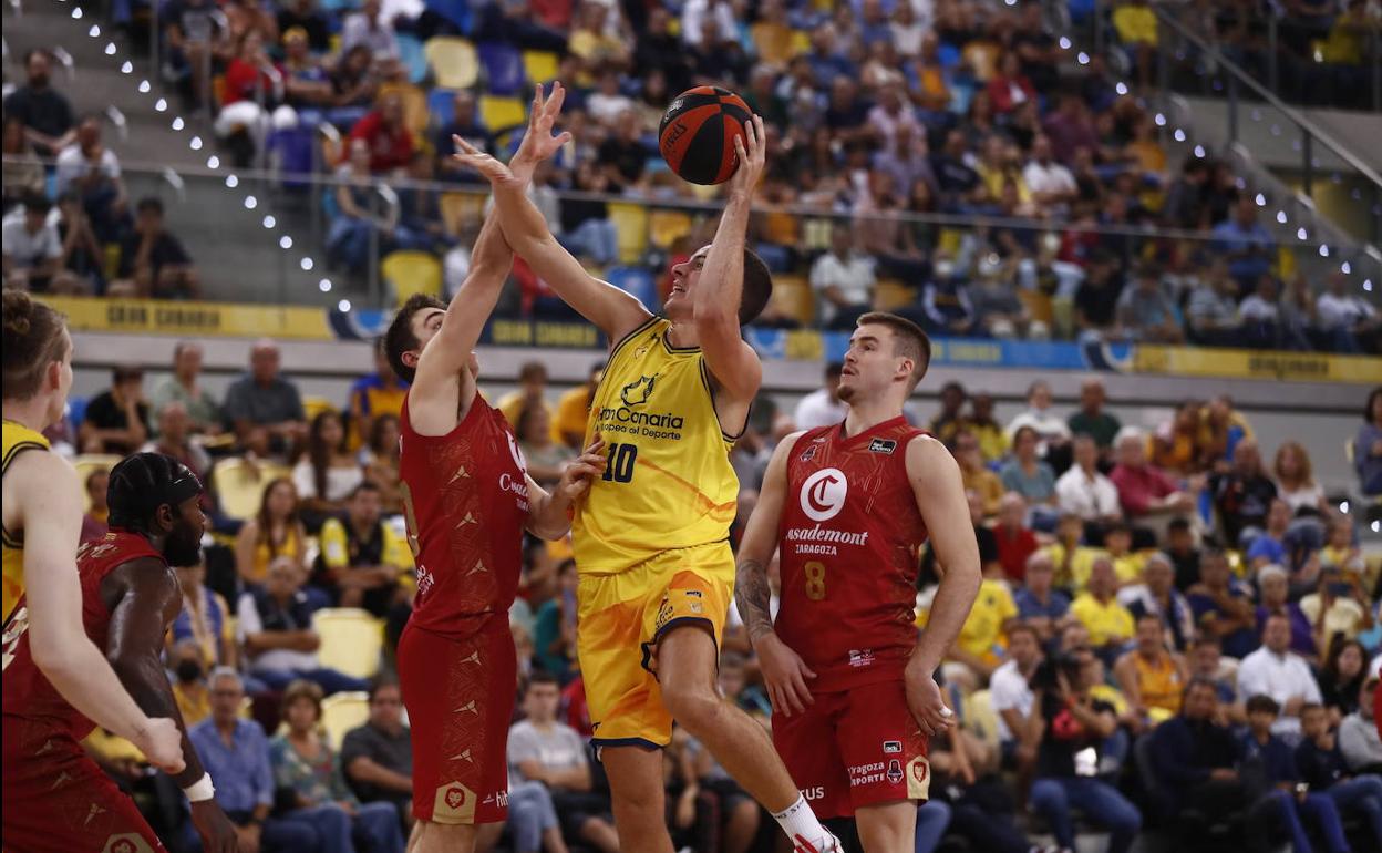El alero catalán del Club Baloncesto Gran Canaria, Miquel Salvó, intenta anotar durante el compromiso contra el Zaragoza. 