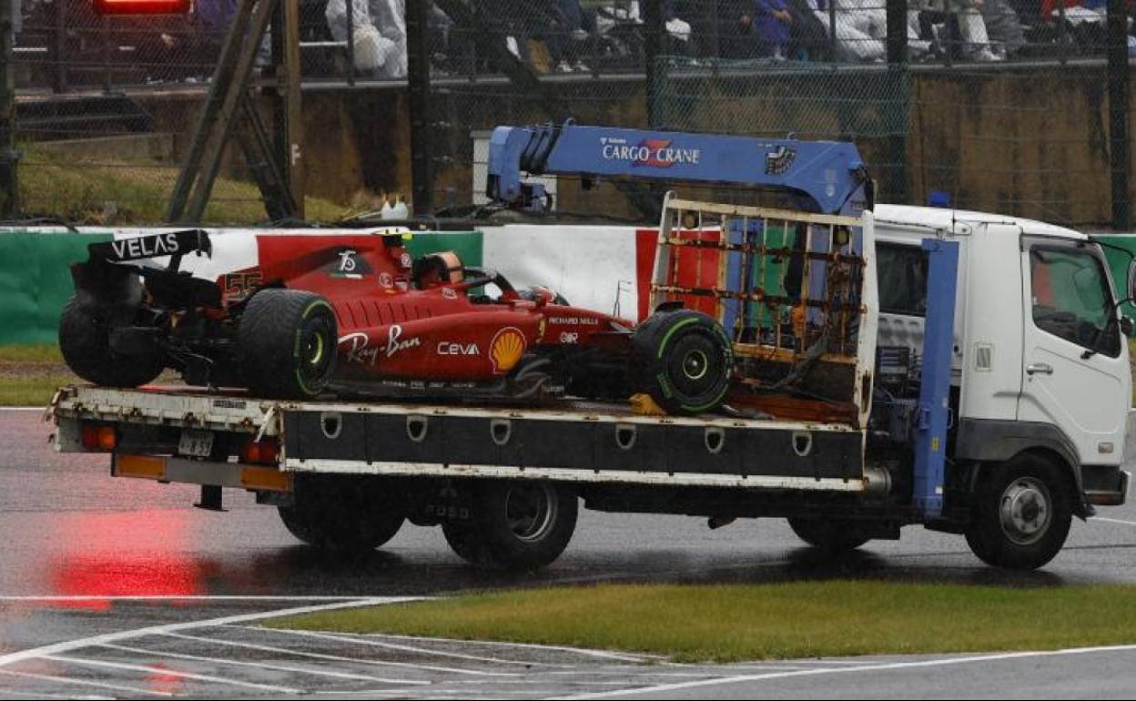 El Ferrari de Carlos Sainz, retirado tras su choque contra el muro.