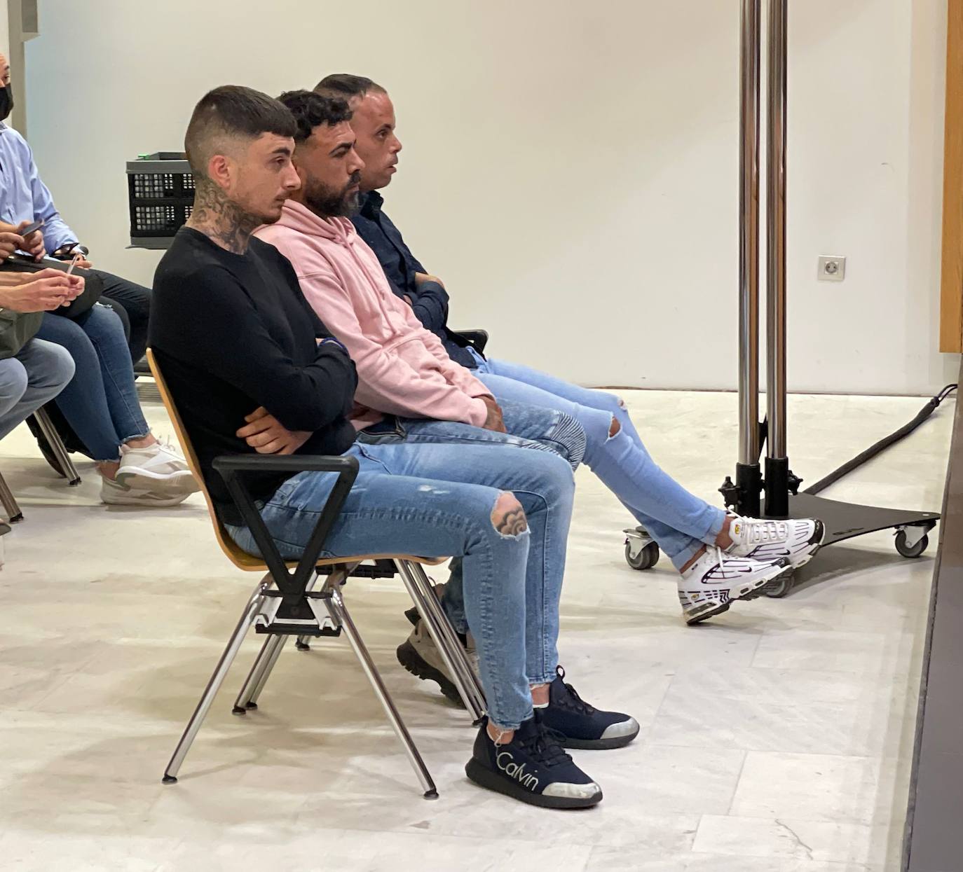 Imagen de los tres acusado de humillar a Baldomero en la vista oral celebrada ante la Sección Sexta de la Audiencia Provincial de Las Palmas. 