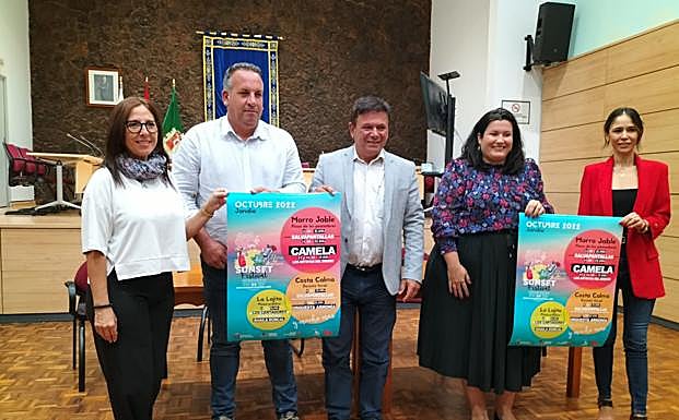 Los concejales Dunia Alvarez y Alexis Alonso, el alcalde Pedro Armas, la edil de Cultura, Raquel Acosta, y la representante de la organización. 