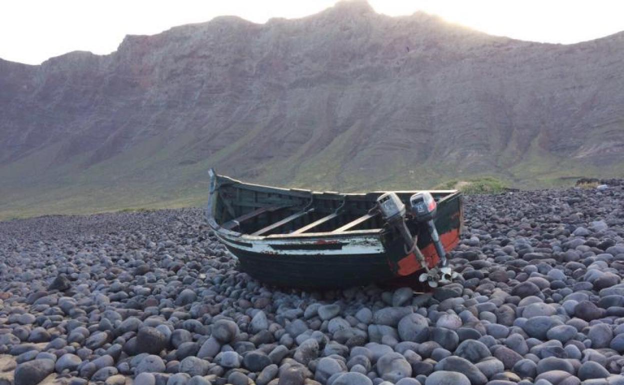 Imagen de una patera en la playa de Famara. 