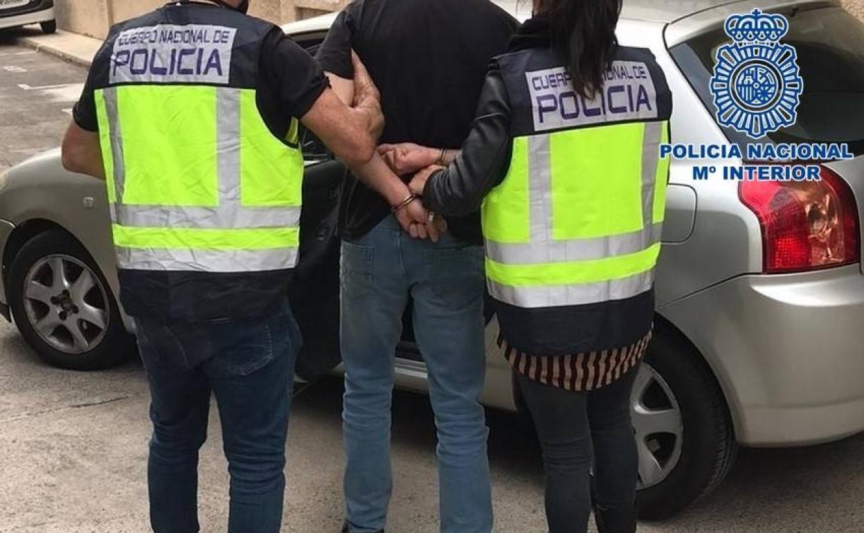 Imagen del momento de la detención del autor de los vehículos incendiados. 