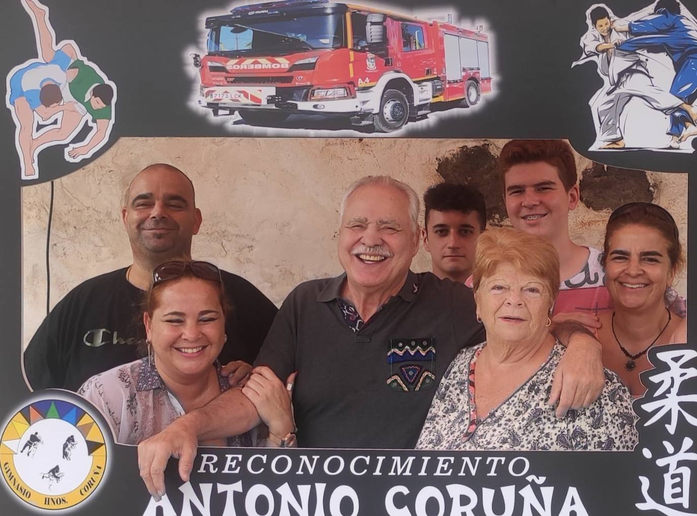 Coruña rodeado de su familia durante la celebración del homenaje. 