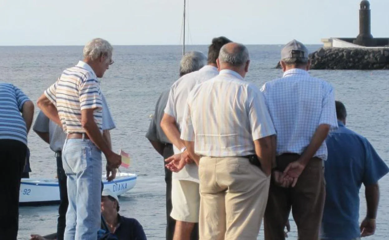 Imagen de archivo de pensionistas en Arrecife. 