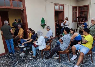 Imagen secundaria 1 - Los vecinos atendieron las explicaciones de los técnicos. 