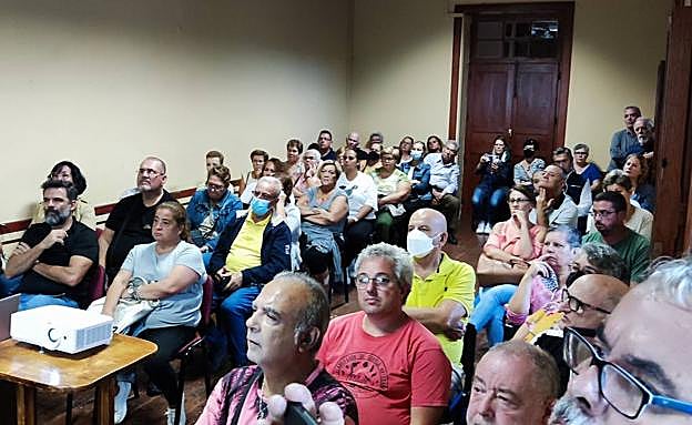 Imagen principal - Los vecinos atendieron las explicaciones de los técnicos. 