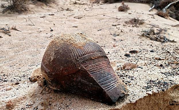 La decoración a base de acanaladuras de la cultura de los mahos se aprecia hasta en la parte de abajo del tofio. 