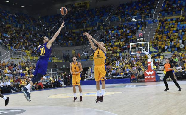 Albert Oliver lanza ante la defensa de Claver. 