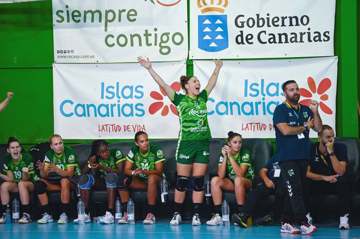 Spugnini celebra en el banquillo. 