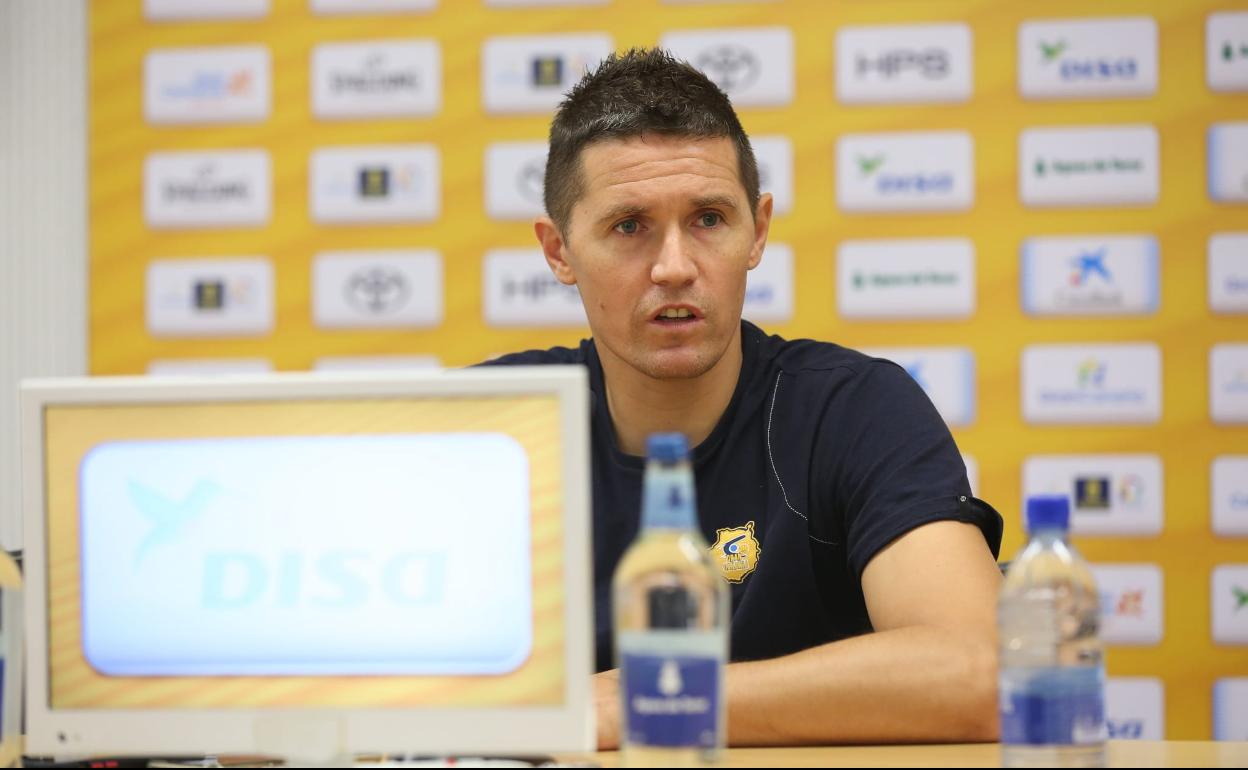 El técnico amarilo Jaka Lakovic. 