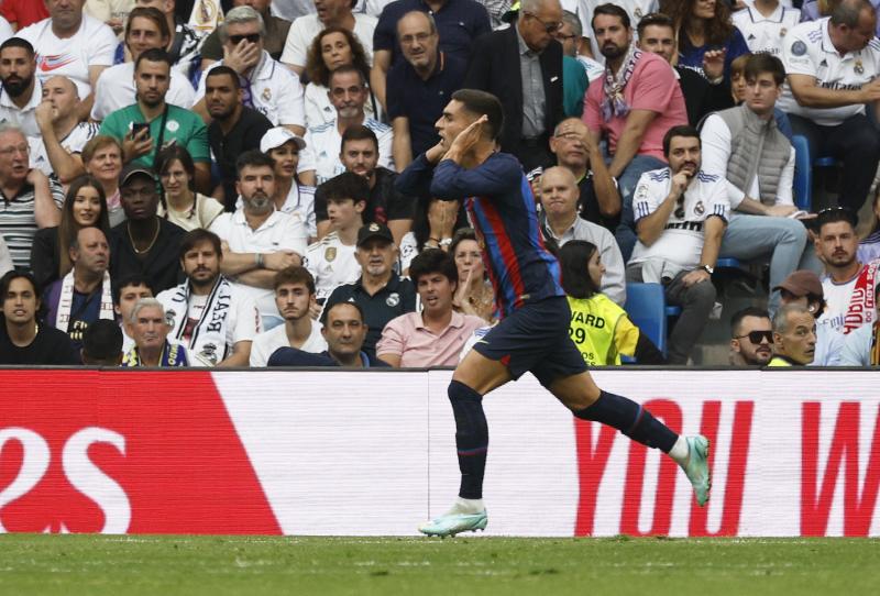 Ferran Torres celebra su gol en el clásico.