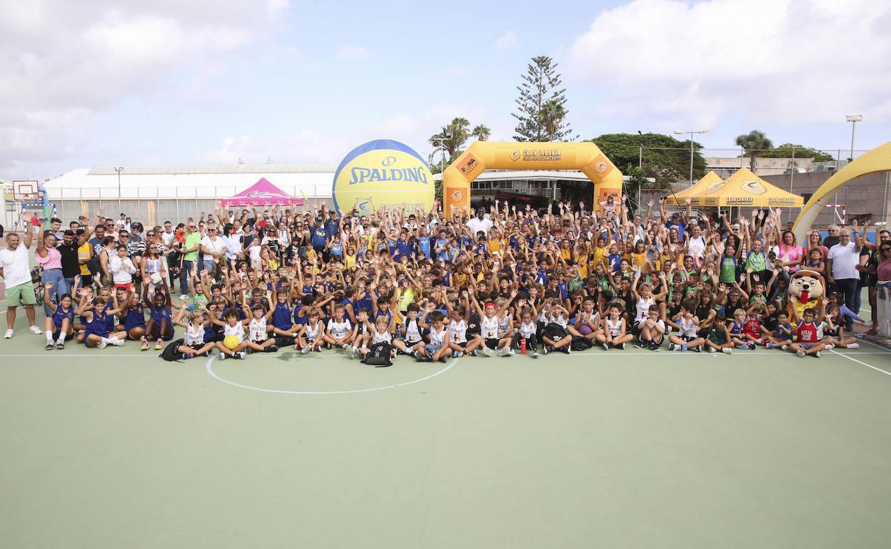Foto de familia de la jornada minibasket. 