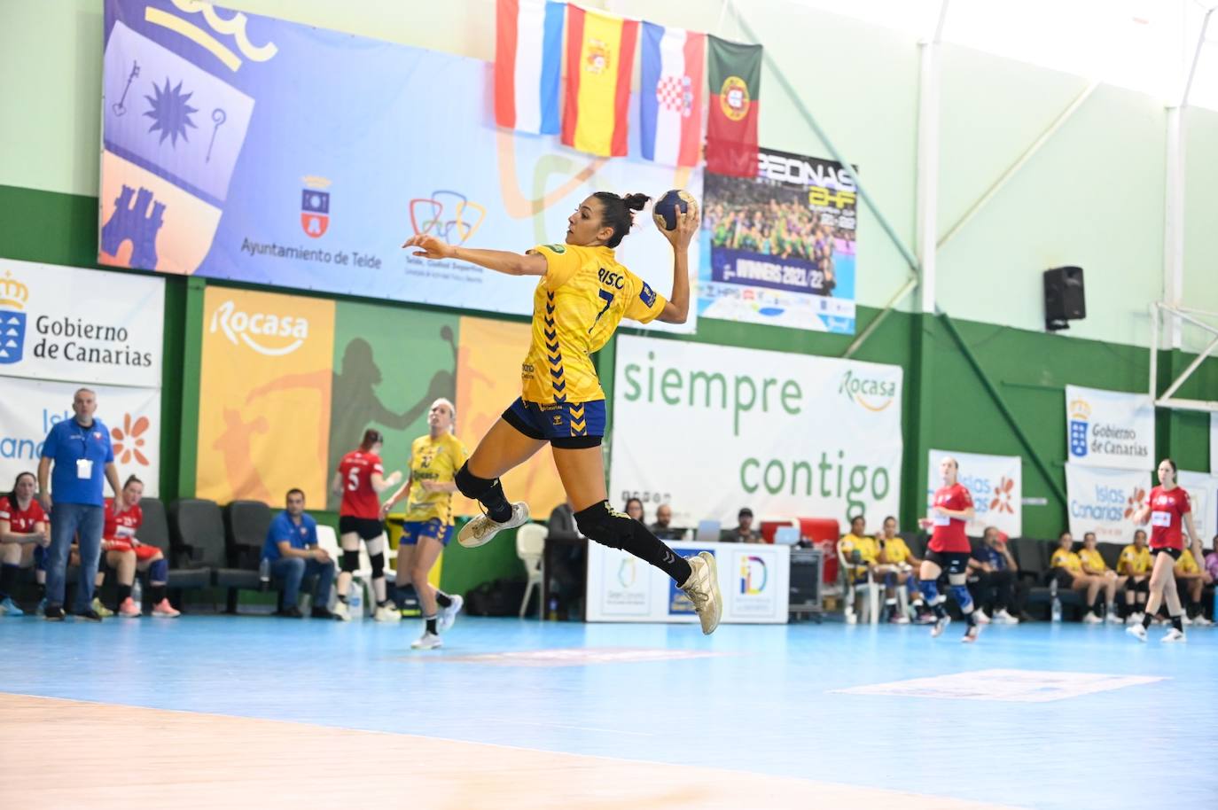 Risco golpea a portería. 