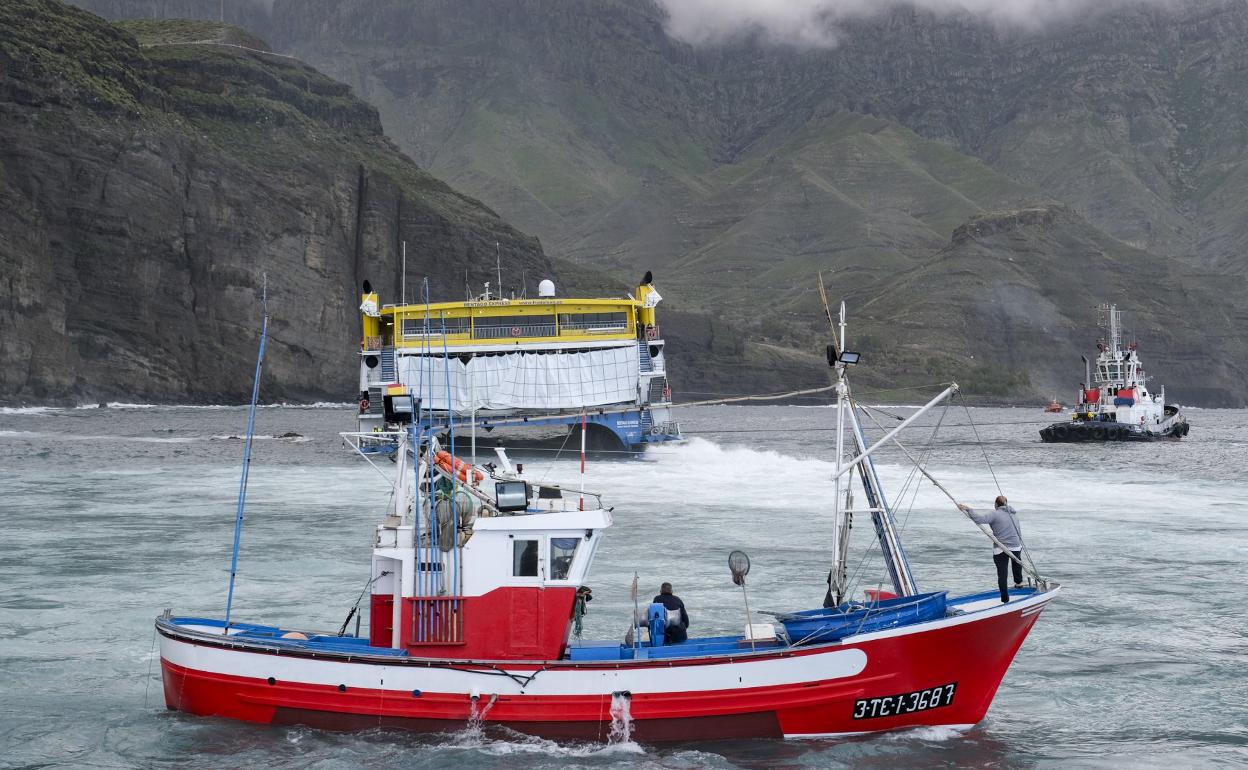 El buque permaneció varios días encallado en la baja Las Merinas. 