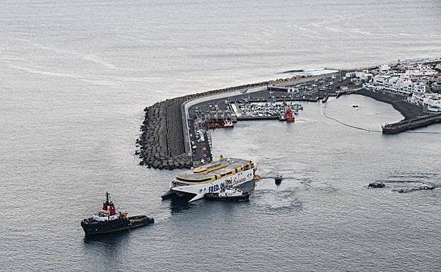 El barco de Fred Olsen fue remolcado tras el accidente hasta el Puerto de La Luz para su reparación. 