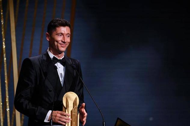 Robert Lewandowski recibe el Trofeo Müller, que acredita al delantero del Barça como el mejor artillero de la pasada temporada
