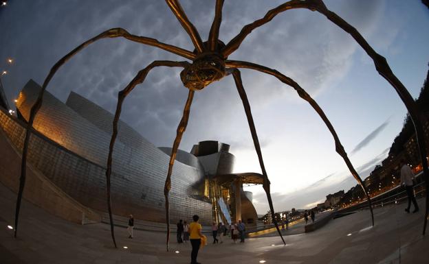 La araña gigante en la entrada del Guggenheim/. Efe