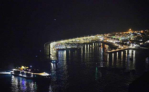 Vista del catamarán Bañaderos de Fred Olsen entrando de noche al Puerto de Las Nieves. 