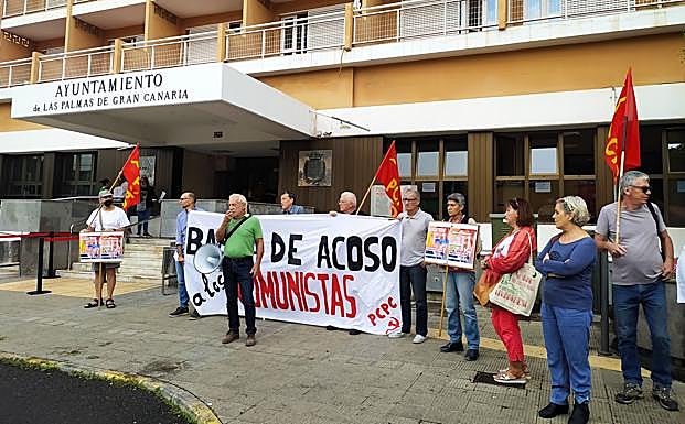 Integrantes del PCPC se concentraron este martes ante el Ayuntamiento. 