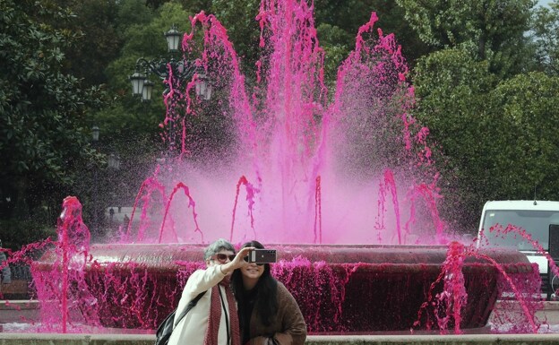 Una fuente de Oviedo se ha teñido de rosa para conmemorar el Día Mundial contra la enfermedad. 