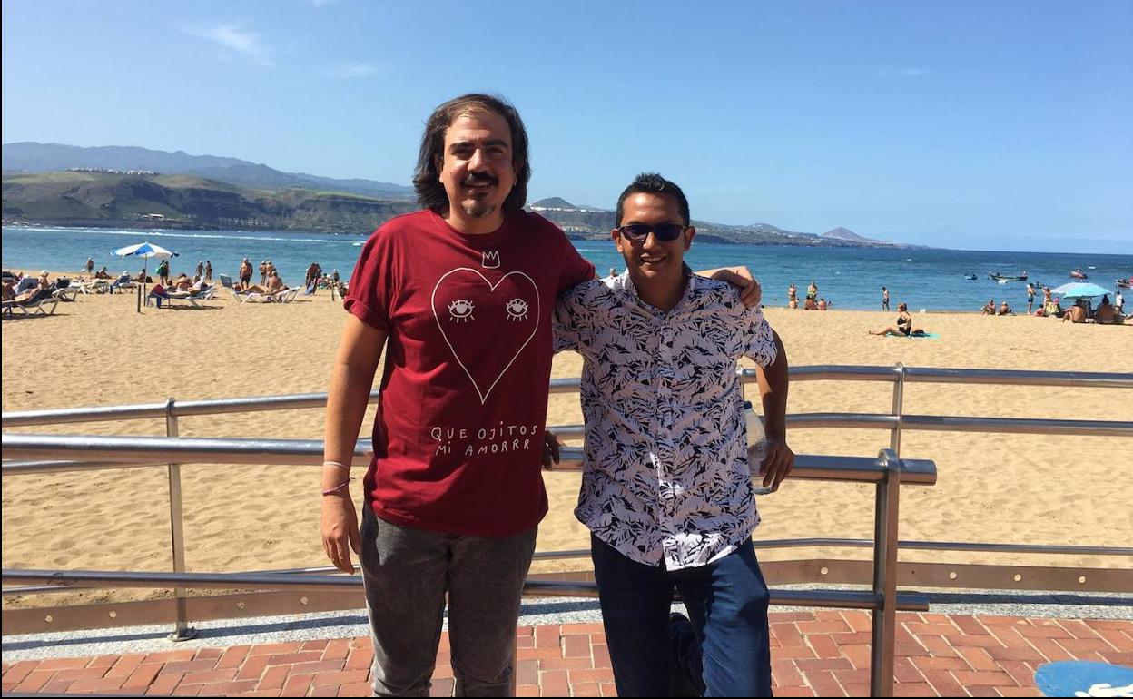 Óscar Ruiz Navia (izquierda) y William Vega, este jueves, en el paseo de la playa de Las Canteras. 