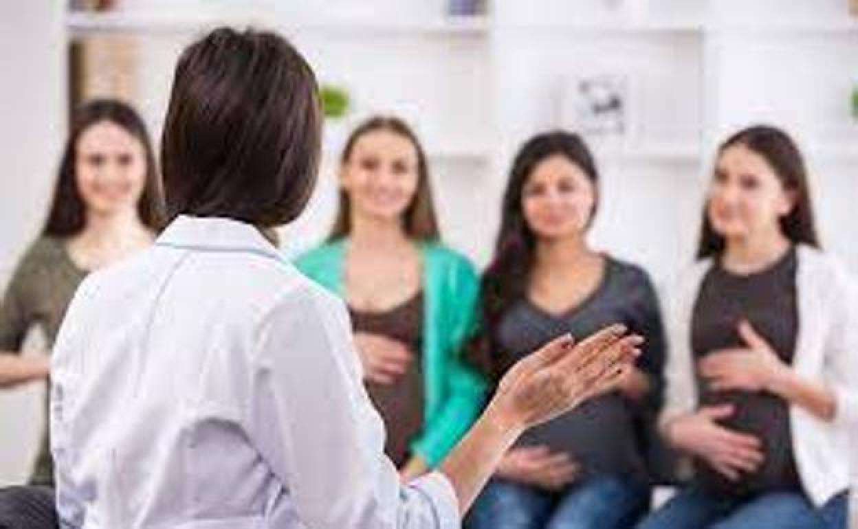 Una matrona imparte clases de Educación Maternal. 