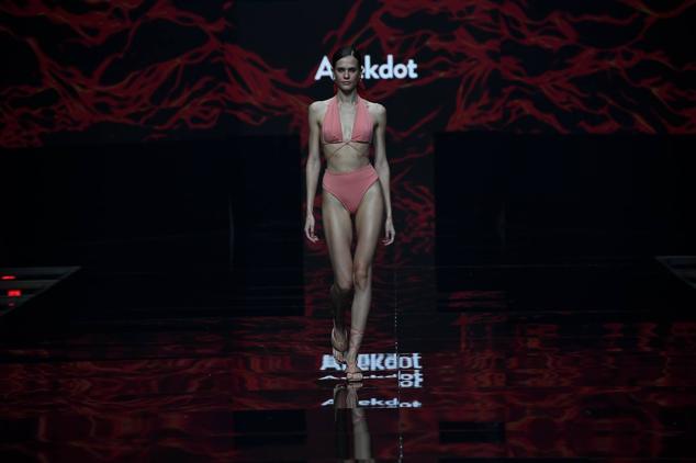 Fotos: Anekdot realza la belleza femenina con su colección en Moda Cálida