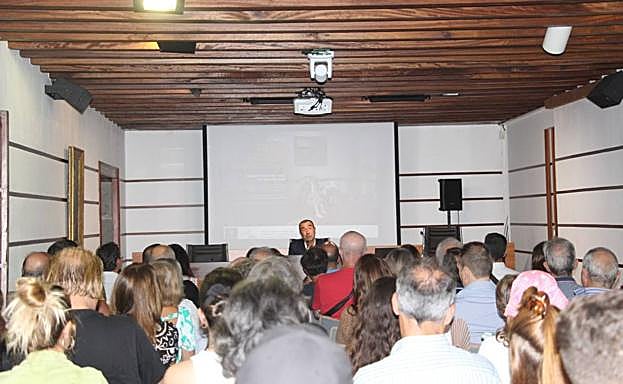 Garci reflexiona sobre el novelista canario y el cine. 