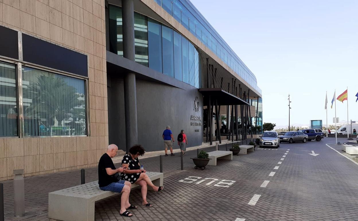 Huéspedes a las puertas de un hotel en Arrecife. 