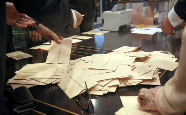 Imagen de archivo del recuento de votos de canarios residentes en el exterior al Parlamento autonómico. 