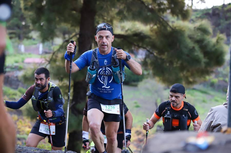 Varios participantes de la carrera a su paso por el municipio en el kilómetro 7 del recorrido.