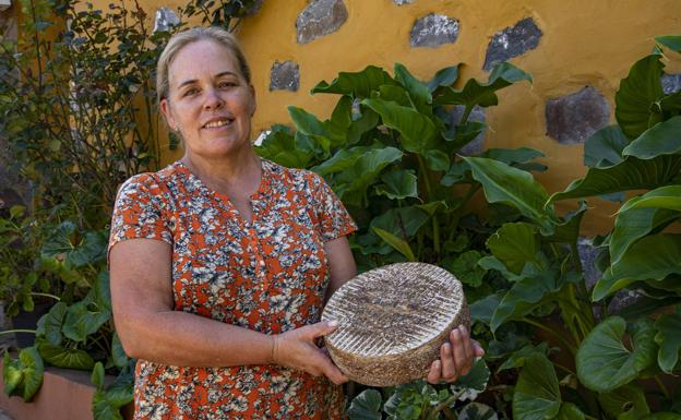 Ana María Vega posa con uno de sus quesos del Cortijo de Pavón. Los vende en su propia explotación, pero aún no es temporada. Estarán a partir de mediados de noviembre. 