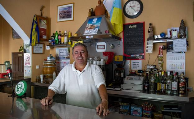 José Arbelo, al frente de su bar, El Chorro, toda una referencia en Temisas (Agüimes). 